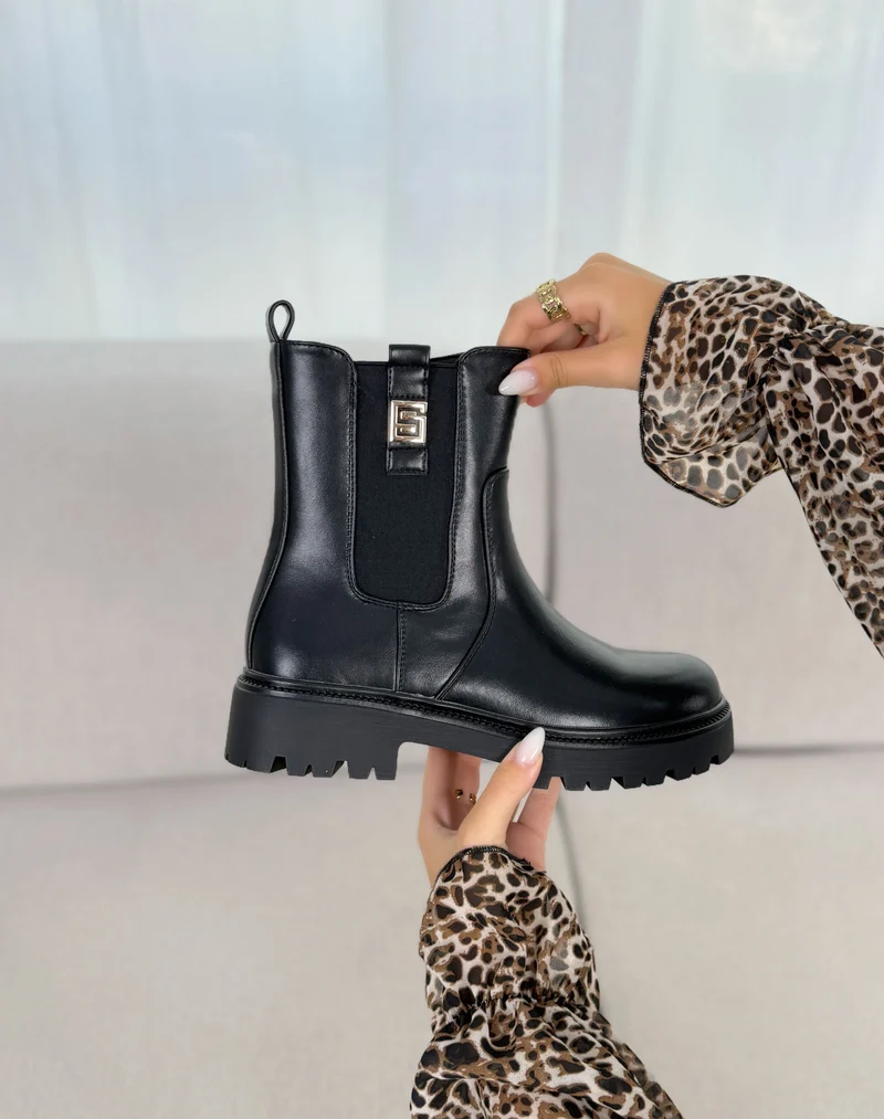 Bottines femme noires tendance à semelle crantée et détail doré