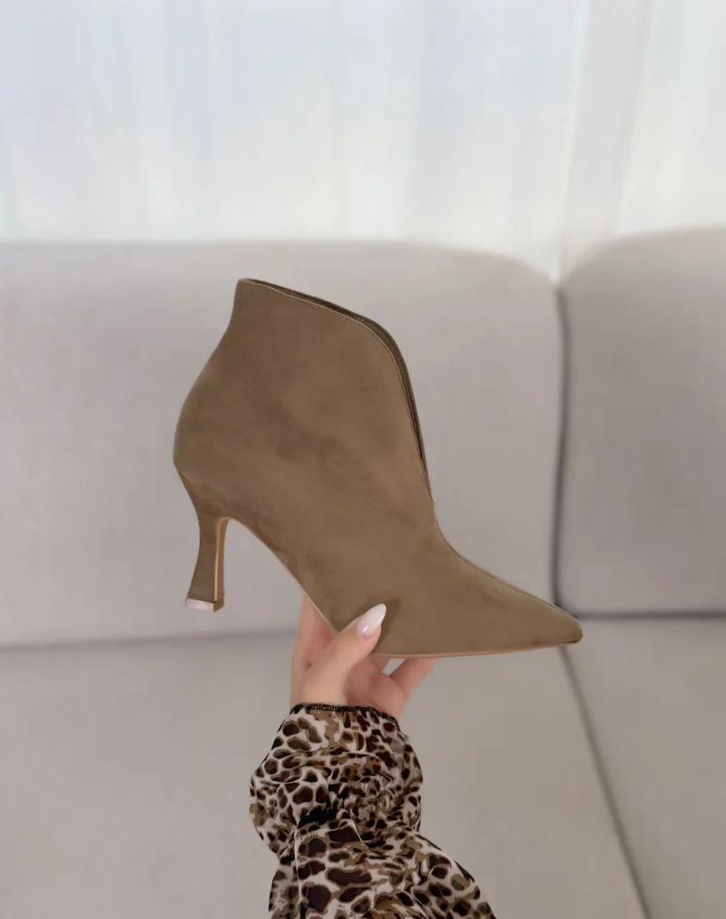 Bottine femme taupe élégante à talon fin et bout pointu