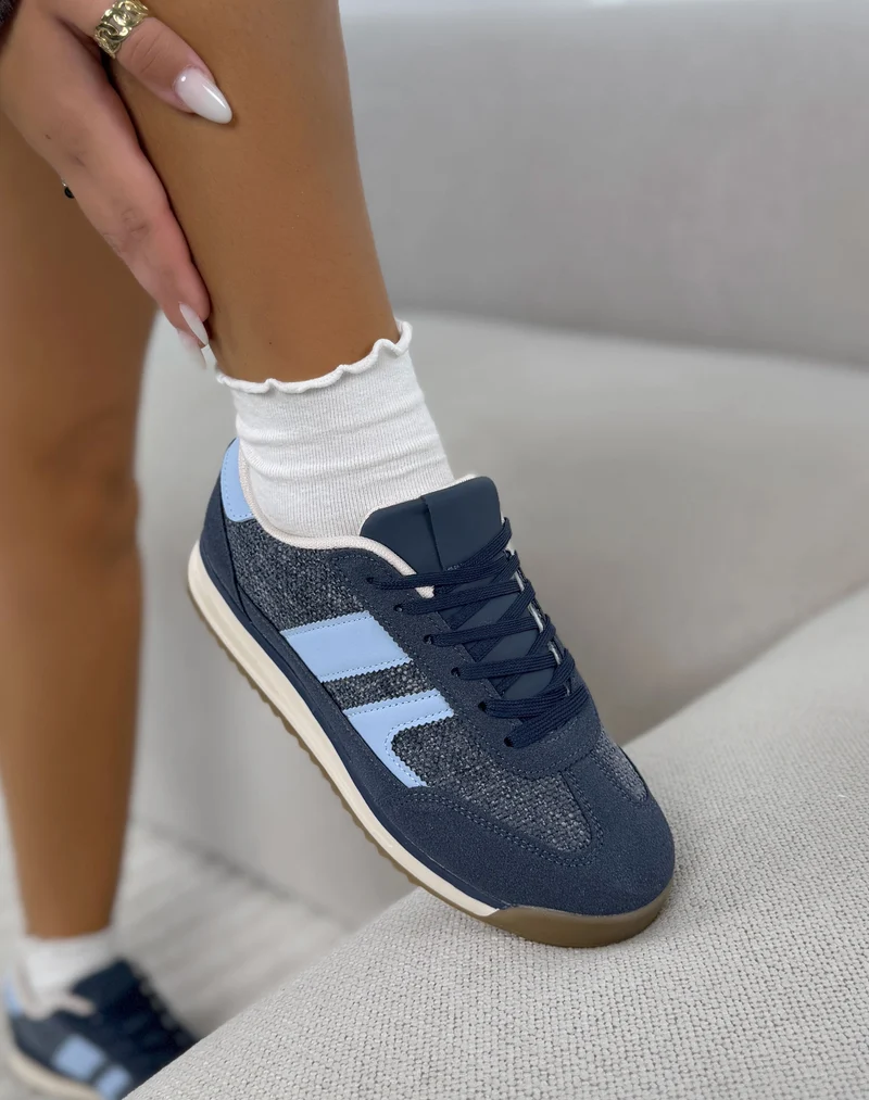 Basket femme bleu marine tendance avec bandes bleu ciel et semelle rétro