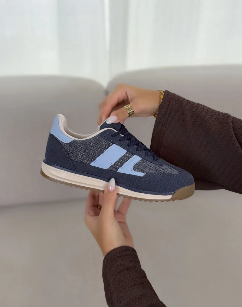 Basket femme bleu marine tendance avec bandes bleu ciel et semelle rétro