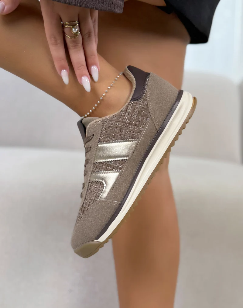 Basket femme taupe tendance avec bandes dorées et détails texturés