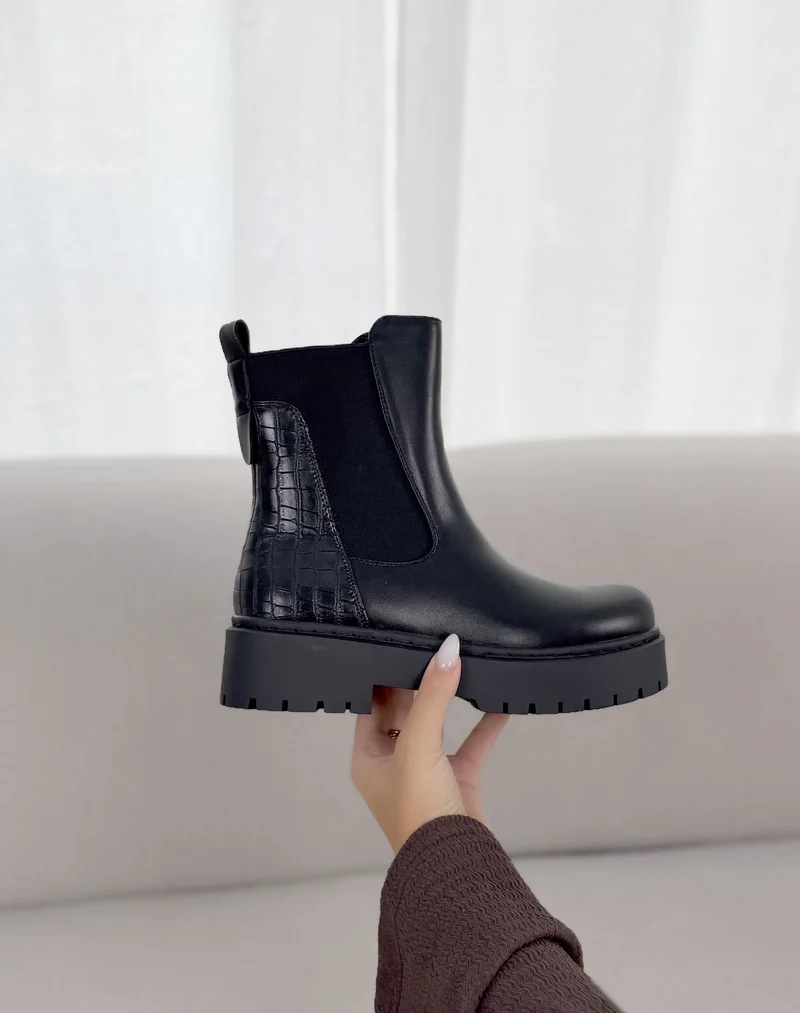 Bottines chelsea noires à effet croco et semelle plateforme