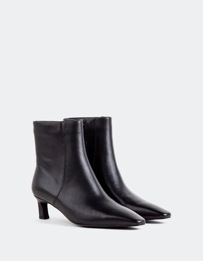 Kallista Black Leather