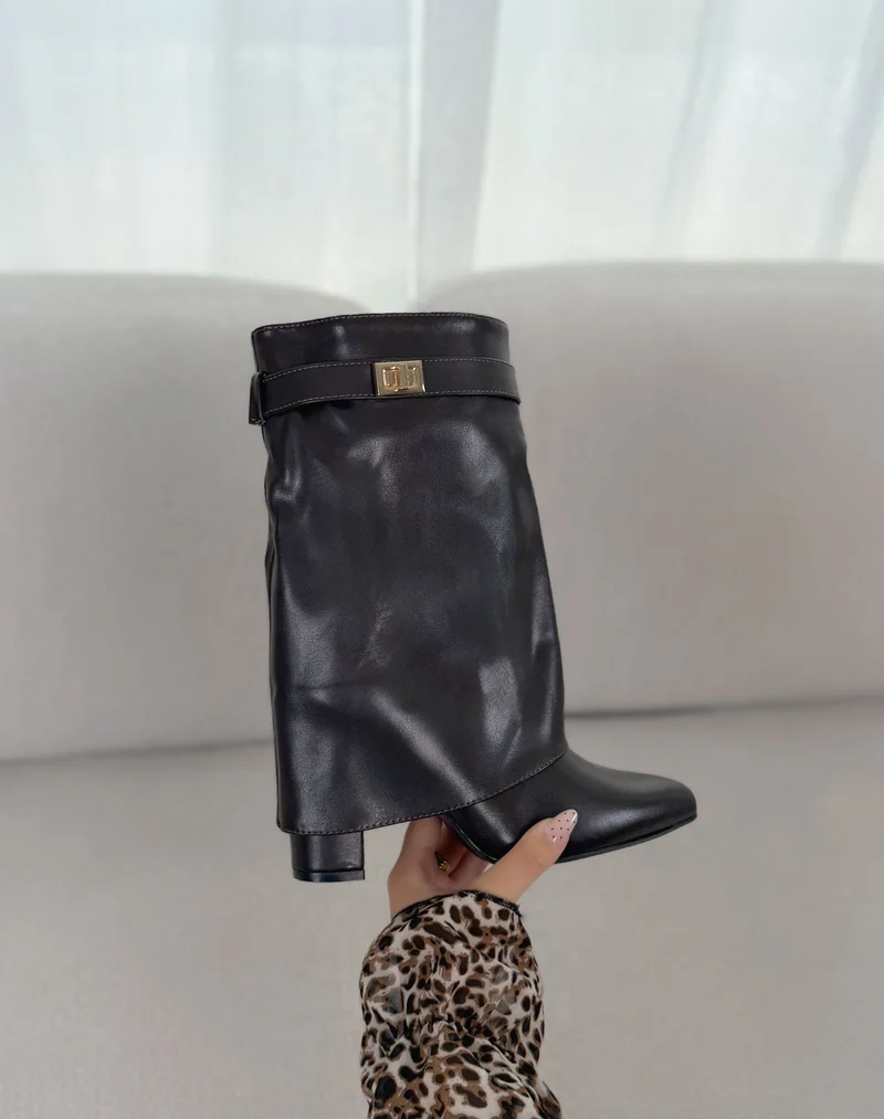 Bottines femme marron élégantes à revers, boucle dorée et talon haut épais