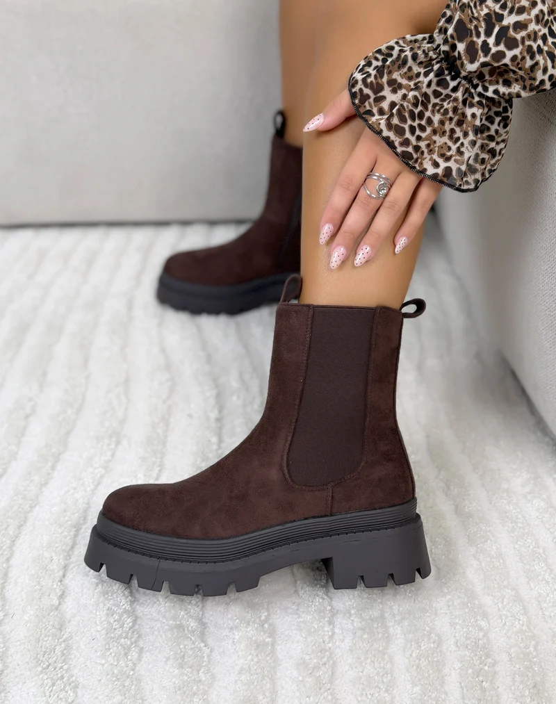 Bottines femme marron tendance en suédine style Chelsea à semelle crantée et talon épais