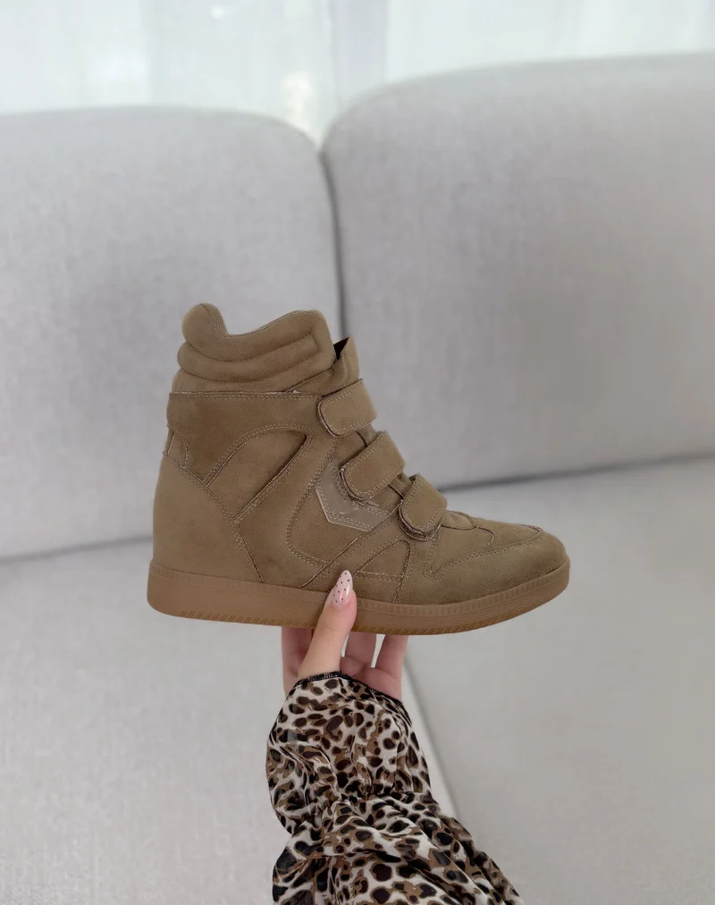 Baskets femme marron clair tendance en suédine à talon compensé et 3 scratchs