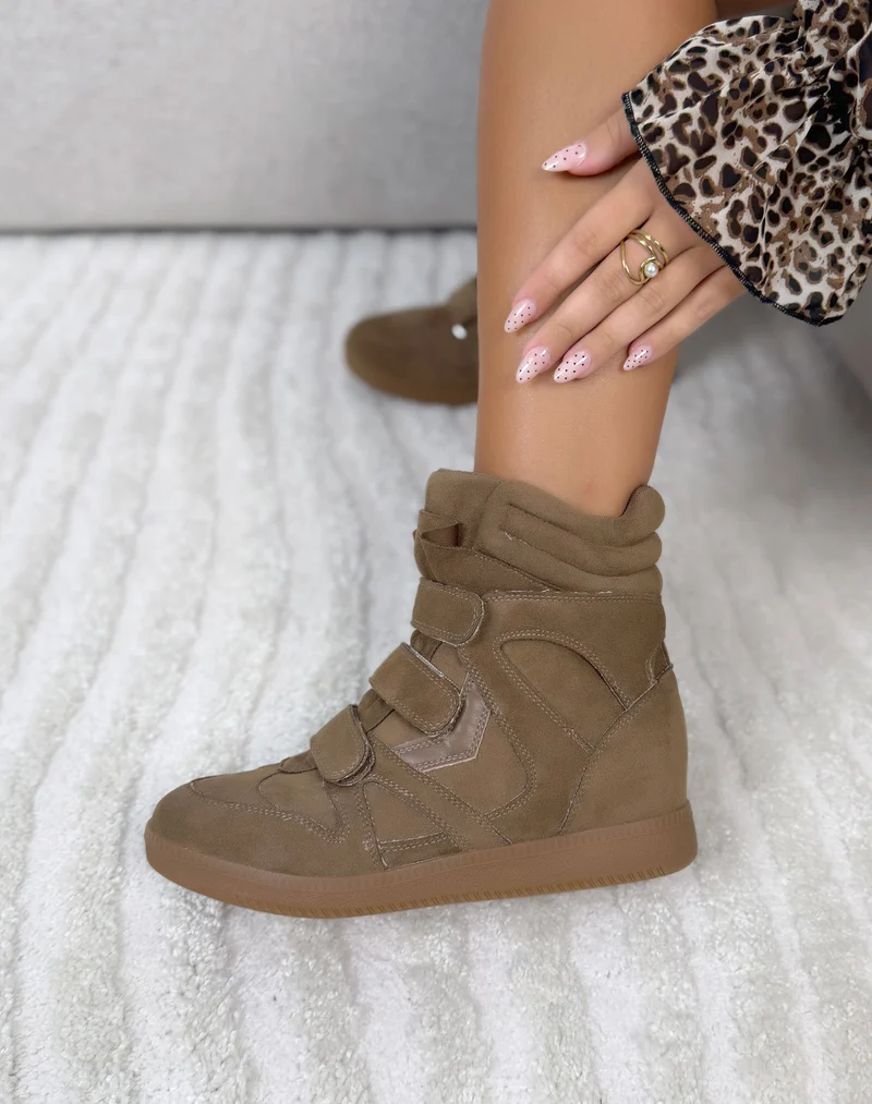 Baskets femme marron clair tendance en suédine à talon compensé et 3 scratchs