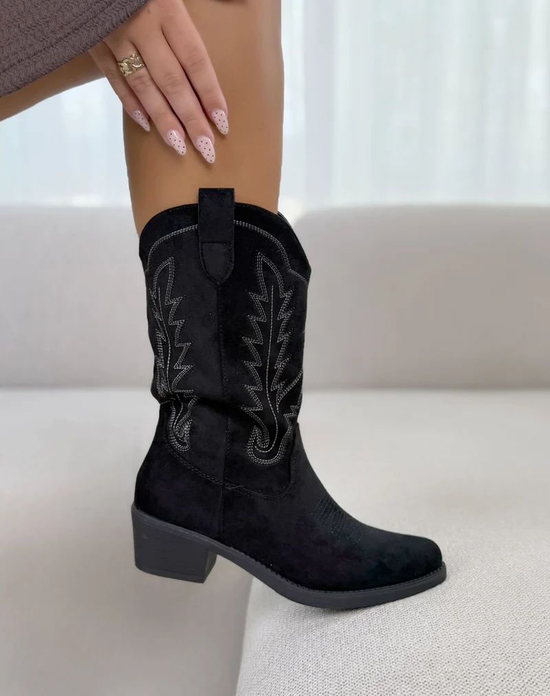 Bottines femme noires tendance style santiags à broderies et bout pointu