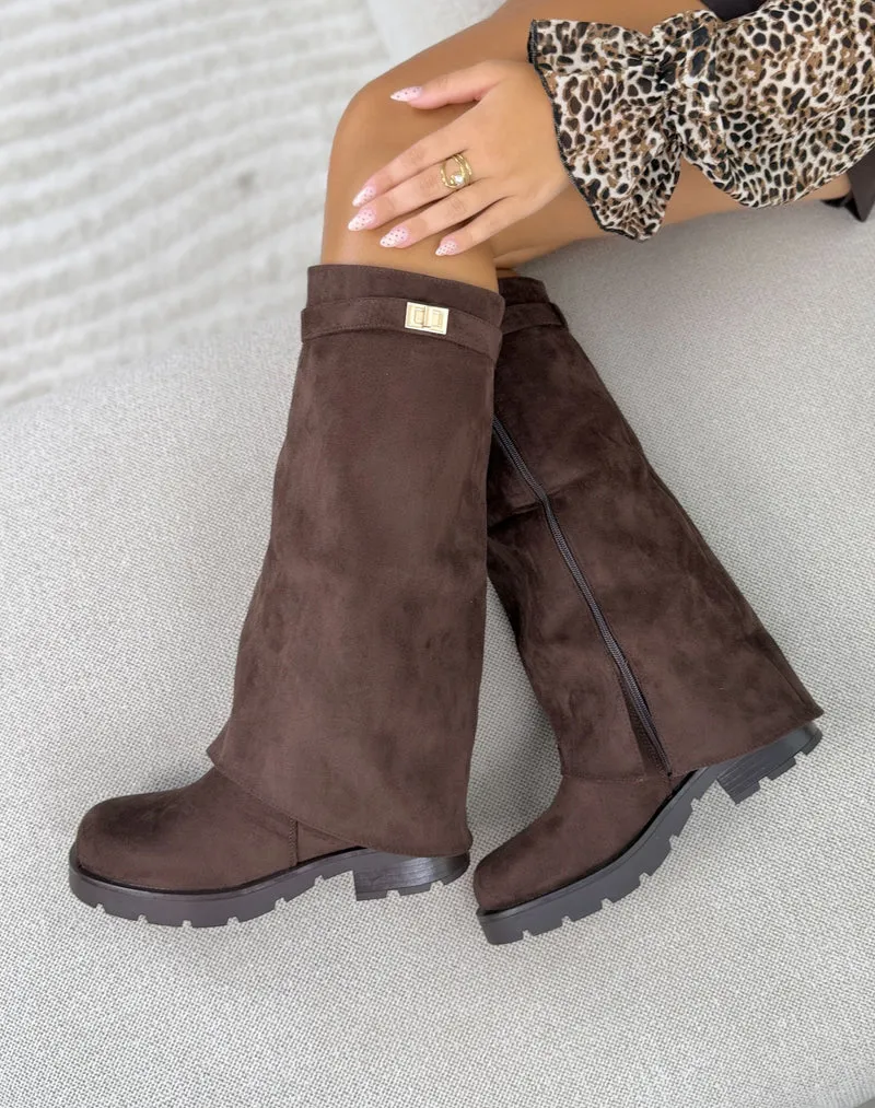 Bottes femme marron tendance en suédine à revers avec bijou doré et semelle crantée