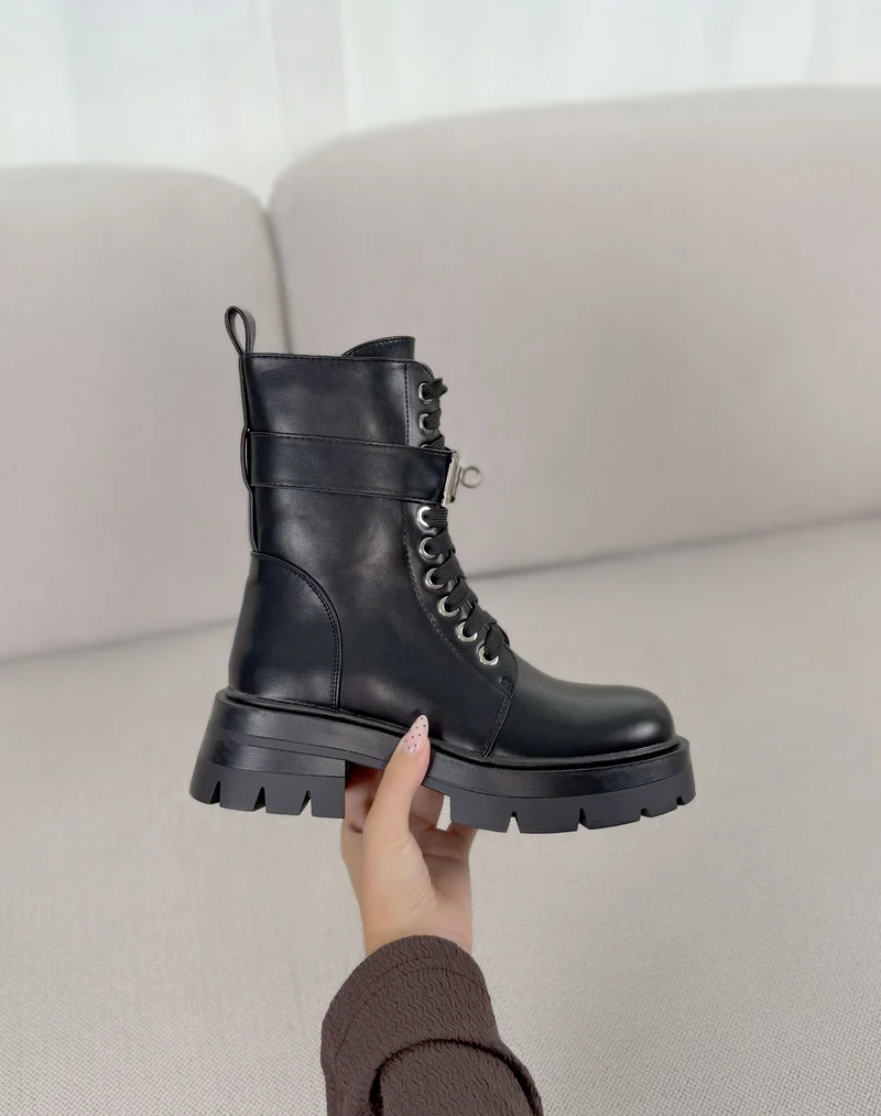 Bottines femme noires tendance à lacets avec sangles et semelle crantée