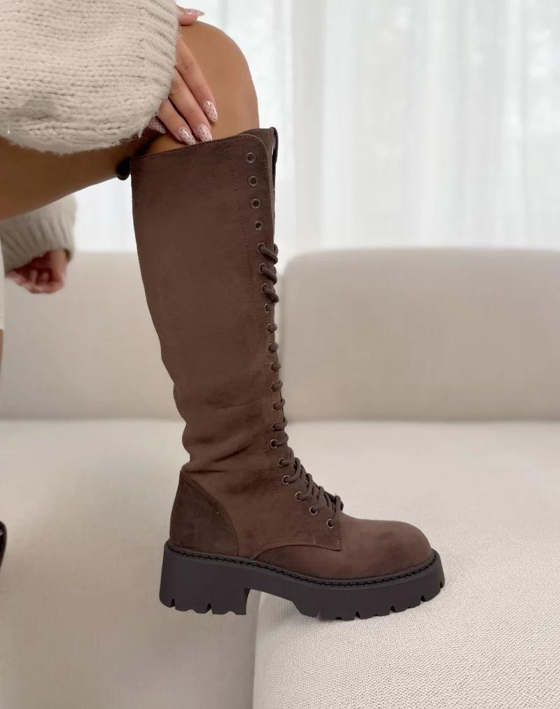 Bottes femme marron tendance en suédine à lacets et semelle crantée