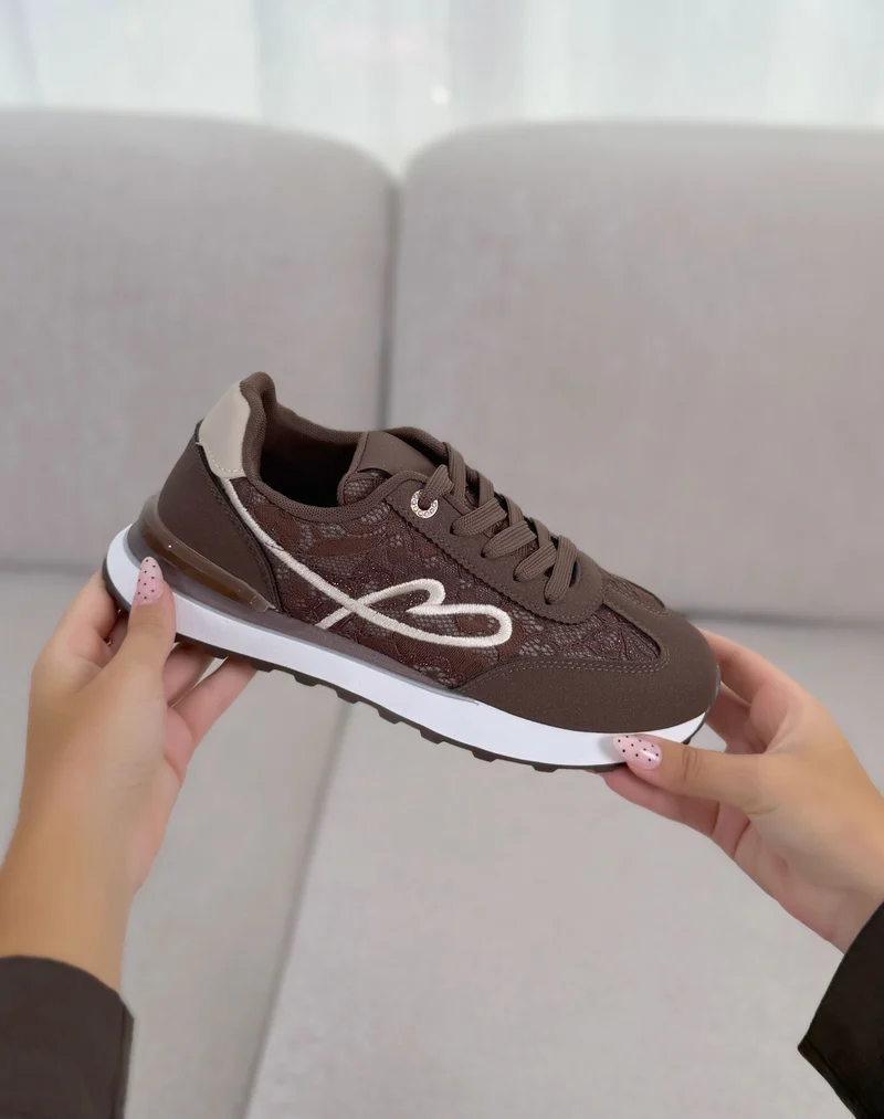Baskets femme marron tendance en dentelle pailletée avec cœur blanc brodé