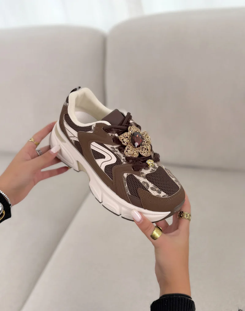 Basket femme marron tendance à semelle épaisse avec empiècements léopard et bijoux dorés