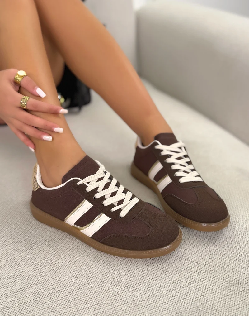 Basket femme marron en suédine tendance à bandes dorées et blanches avec détail léopard