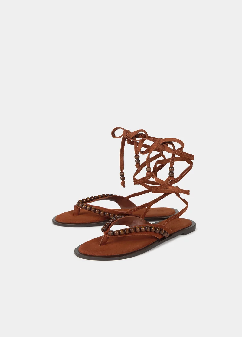 Flat sandals with wooden beads