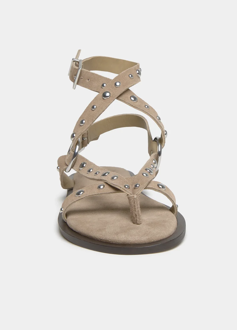 Flat sandals with ring straps