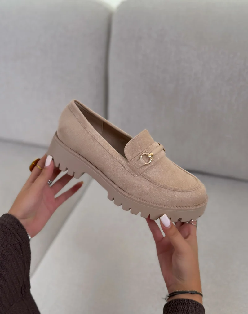 Mocassin femme beige en suédine tendance avec semelle crantée et détail doré