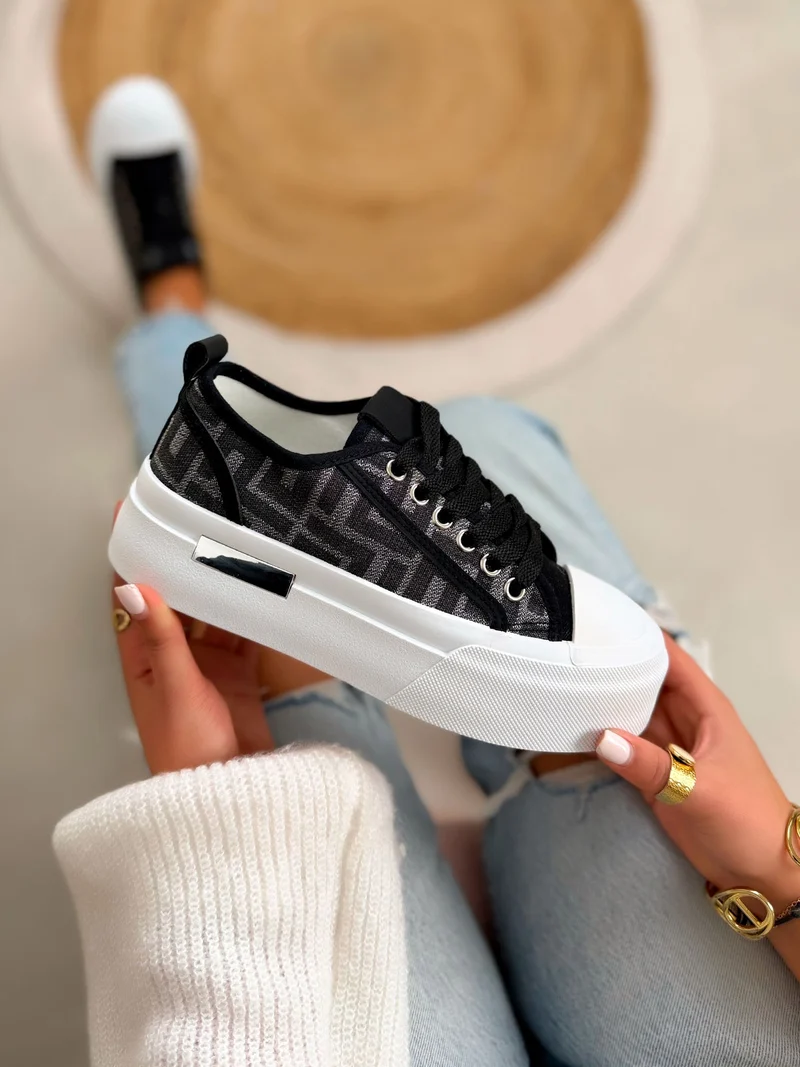 Basket femme noire tendance à motif toile avec plateforme blanche et détail argenté