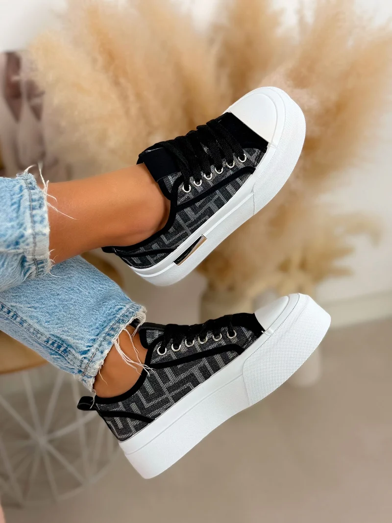 Basket femme noire tendance à motif toile avec plateforme blanche et détail argenté