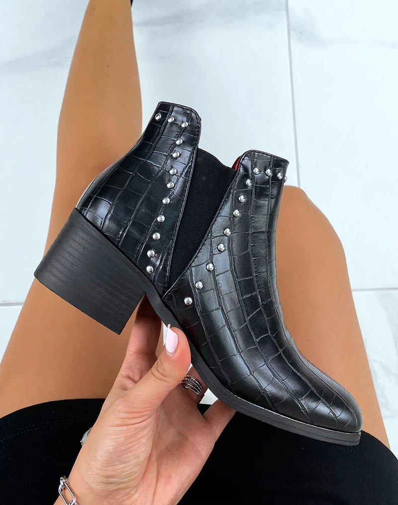 Bottines basses effet croco noir cloutées