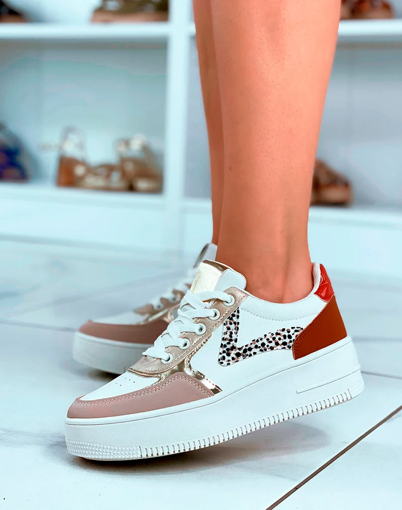 Baskets blanches aux empiècements tricolores et détails guépard