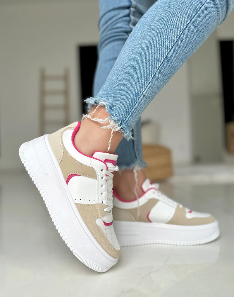 Baskets blanches à empiècement rose et beige et semelle épaisse