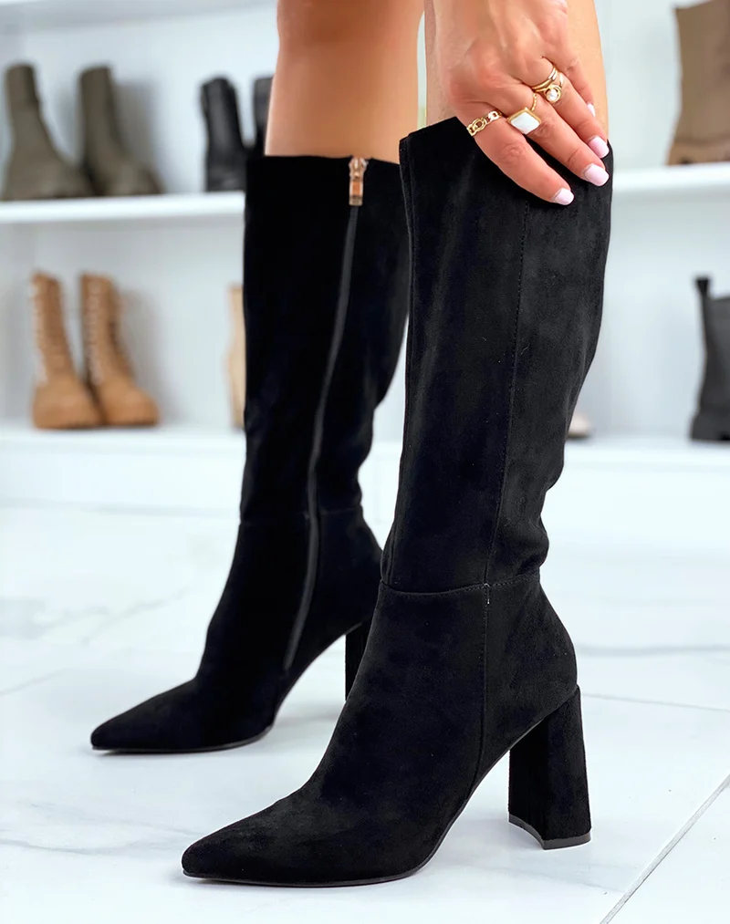 Bottes noires en suédine à talon et bout pointu