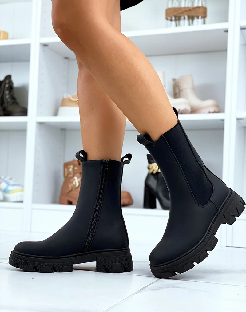 Bottines noires montantes style chelsea à semelle crantée