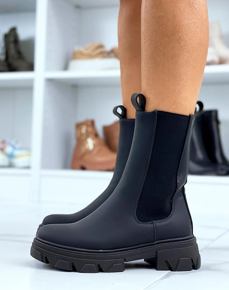 Bottines noires montantes style chelsea à semelle crantée