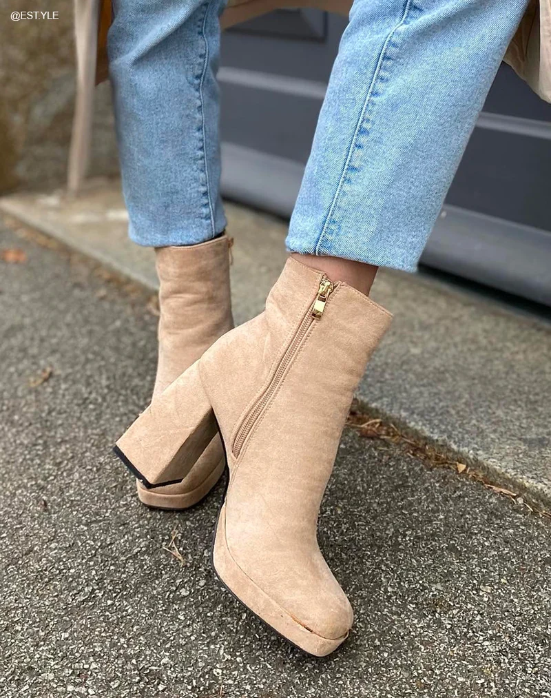 Bottines basses beige en suédine à talon épais