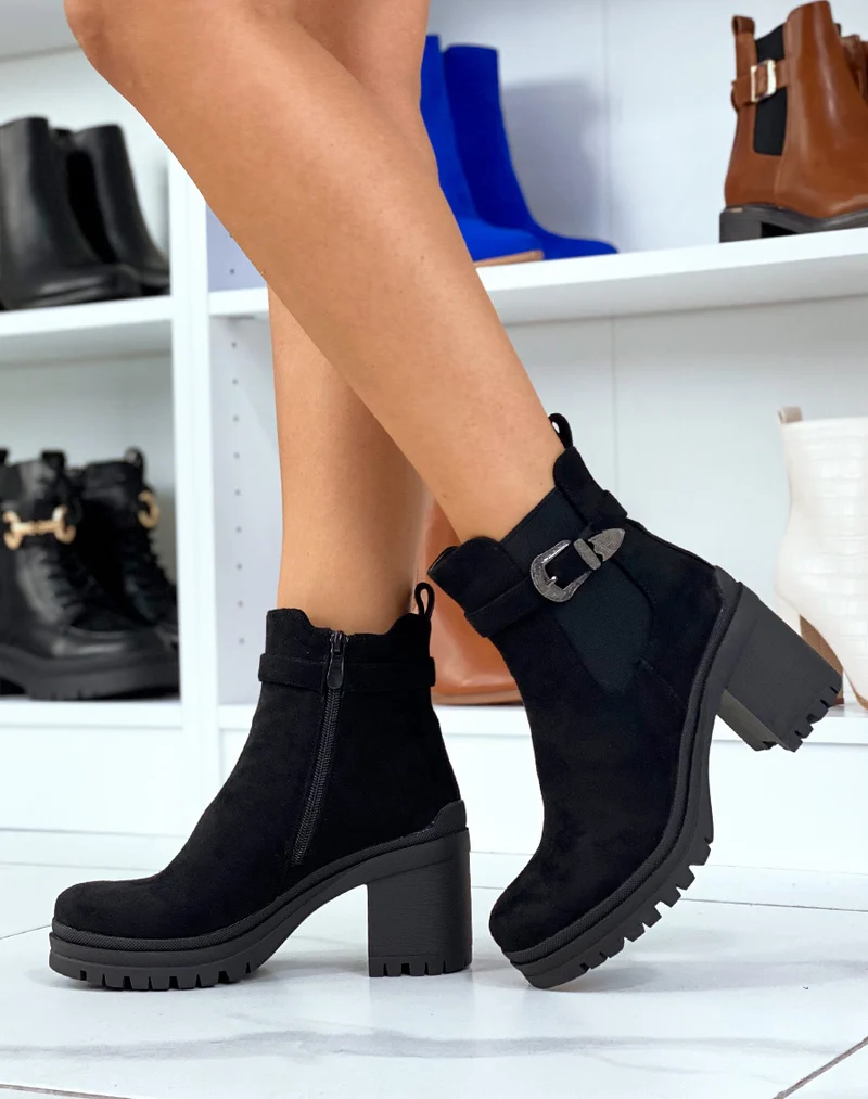 Bottines noires à talons effet daim à élastique et sangle ornée de détails argentés