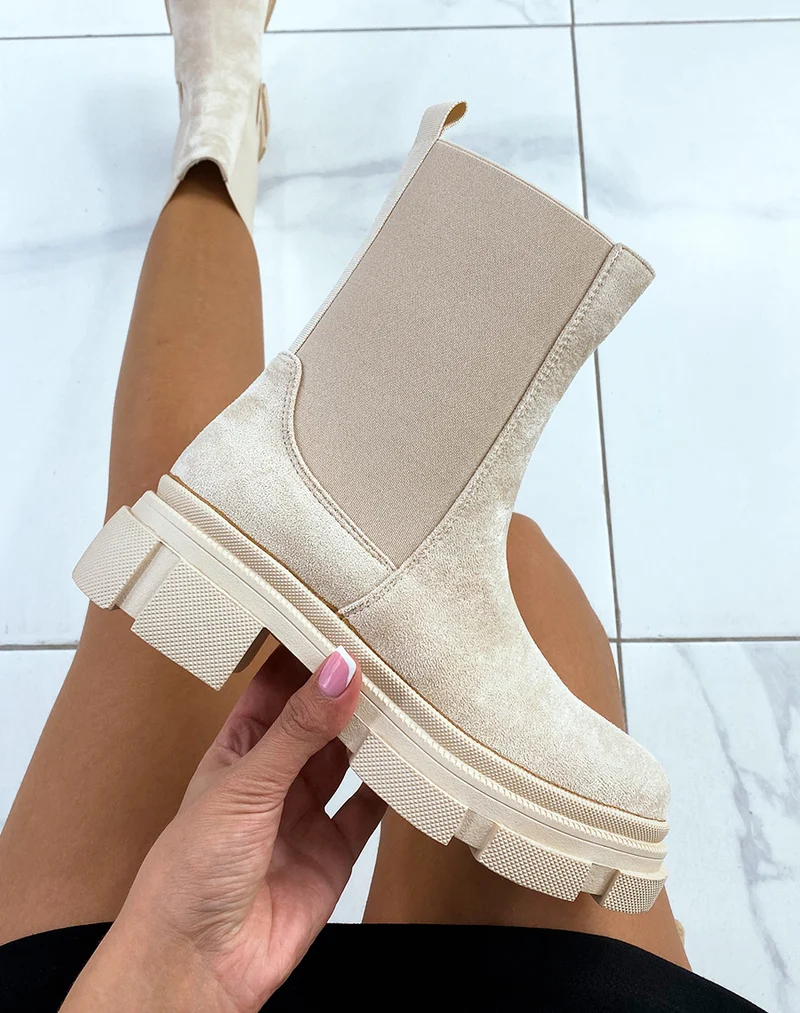 Bottines beiges en suédine montantes à semelle crantée