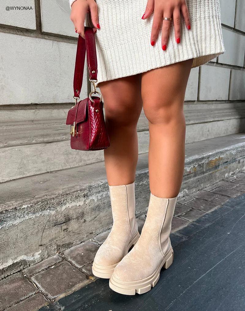 Bottines beiges en suédine montantes à semelle crantée