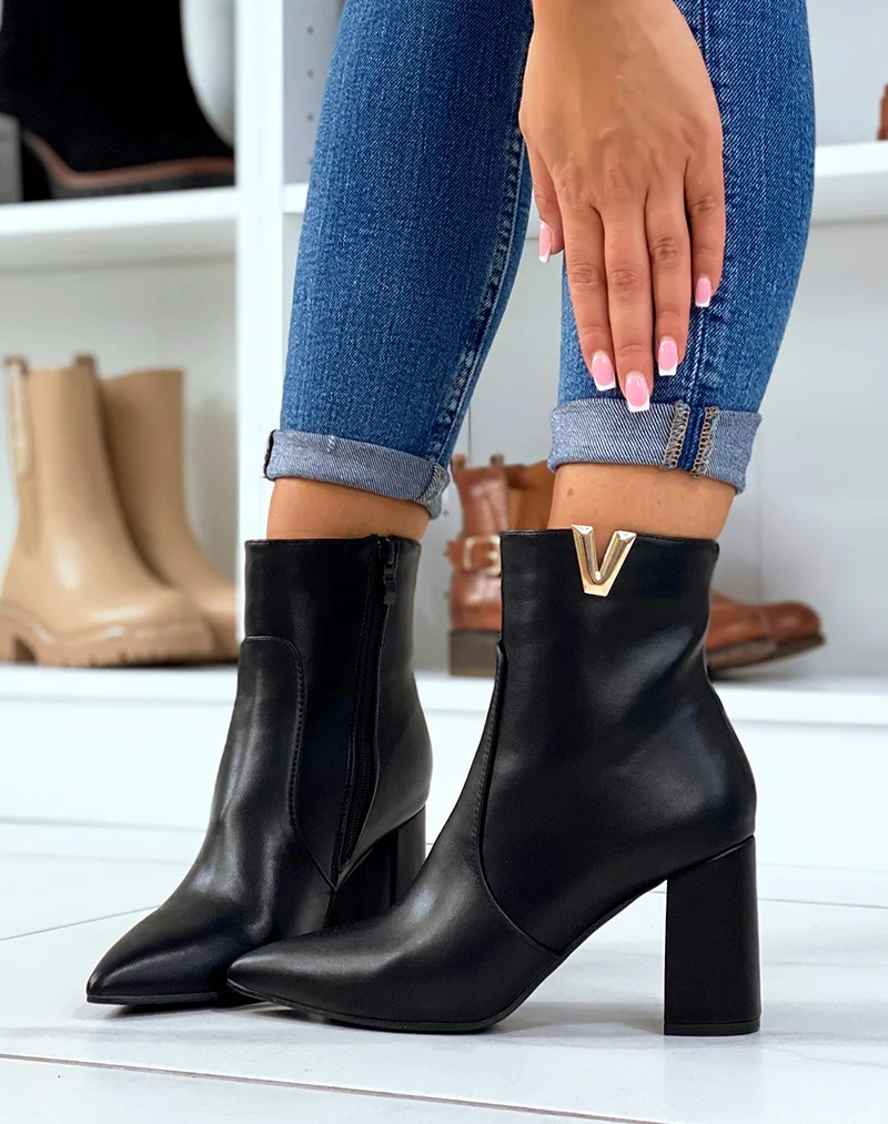 Bottines noires à détail doré en forme de v