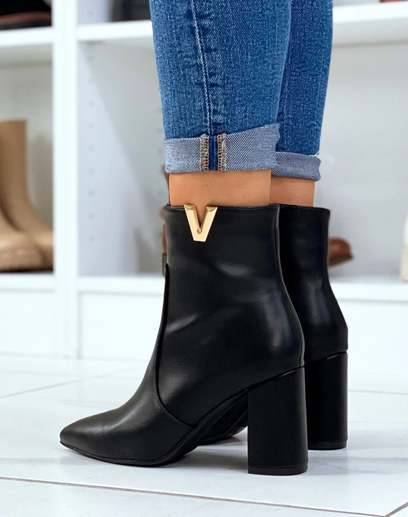 Bottines noires à détail doré en forme de v