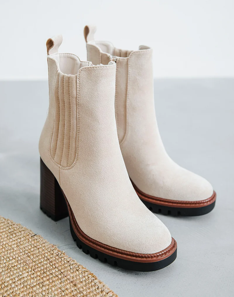 Bottines à talons carré en suédine beige