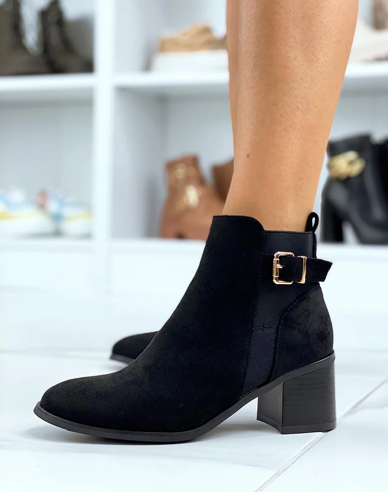 Bottines à talon en suédine noires à sangle dorée
