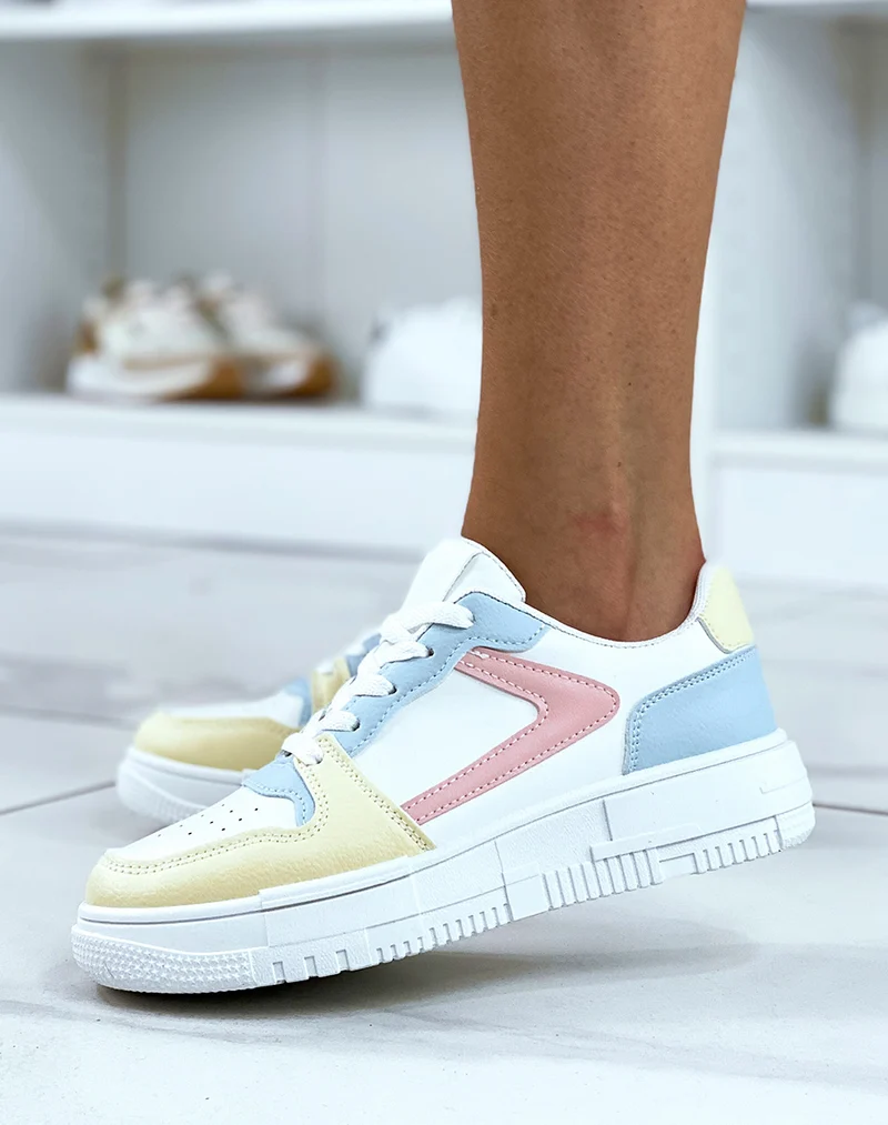 Baskets blanches avec empiècements colorés