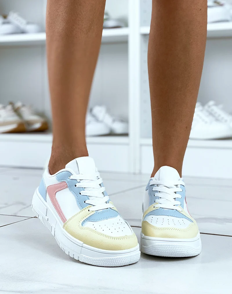 Baskets blanches avec empiècements colorés