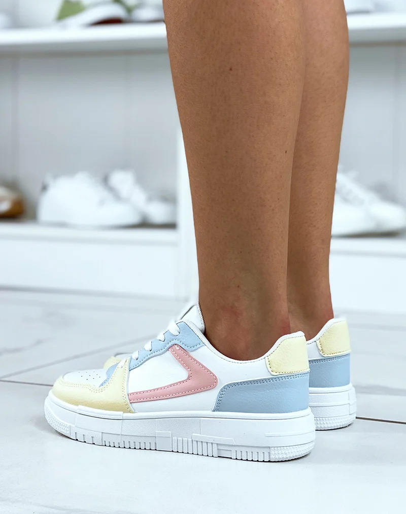 Baskets blanches avec empiècements colorés