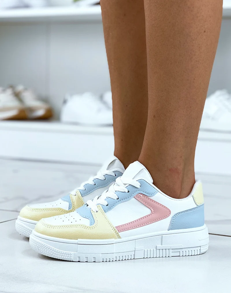 Baskets blanches avec empiècements colorés