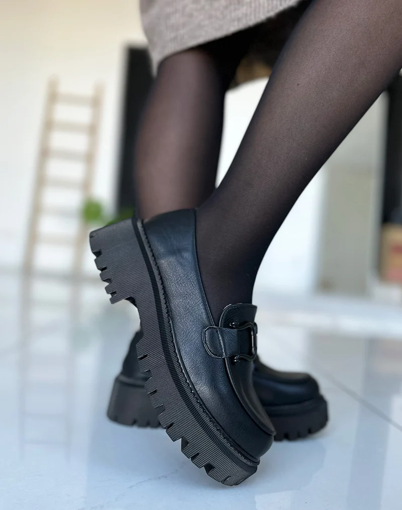 Mocassins noirs mat à détails noir mat et semelle épaisse
