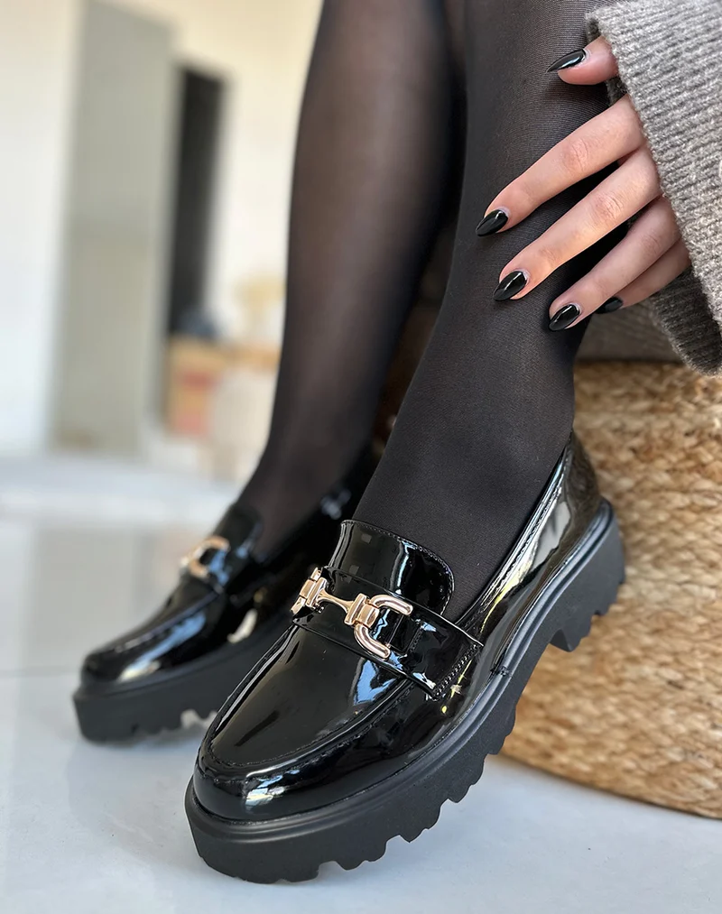 Mocassins noir vernis à détail doré