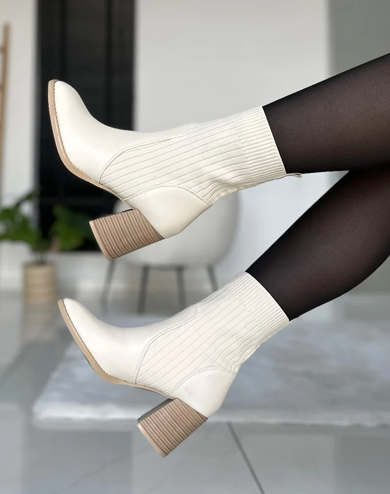 Bottines beiges à talon et tige élastique