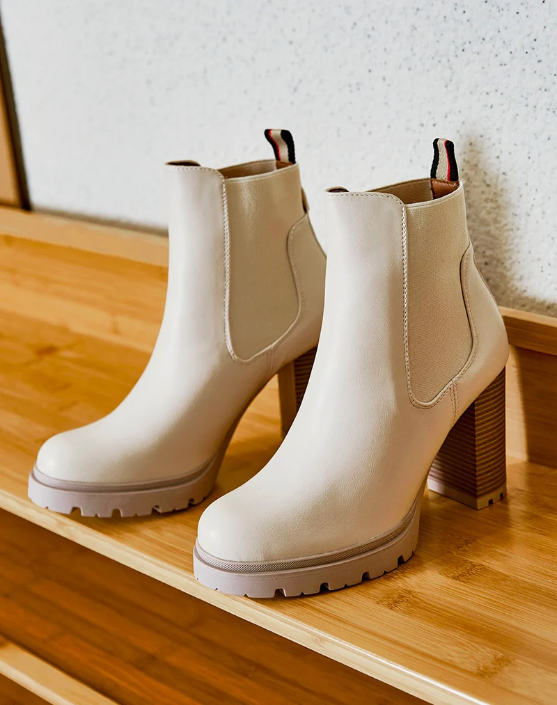 Bottines beiges à talon et détail en élastique