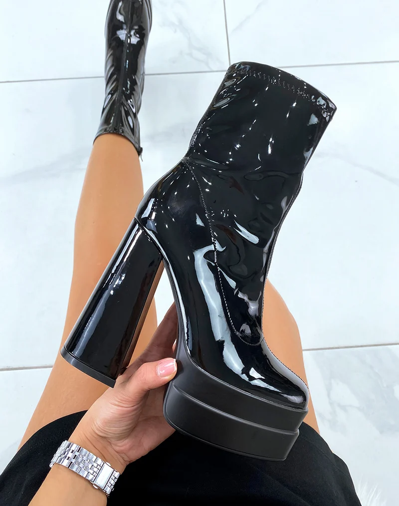 Bottines noires en vinyle à talons et plateforme XXL