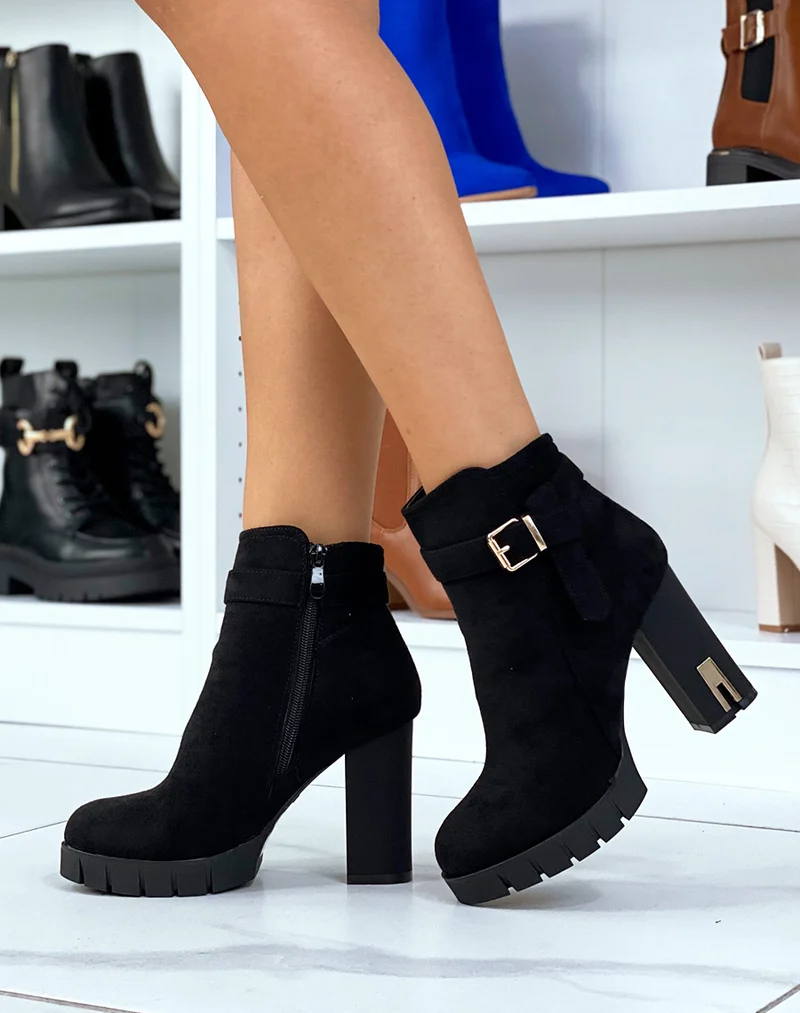 Bottines noires effet daim avec lanières ornées de détails dorées