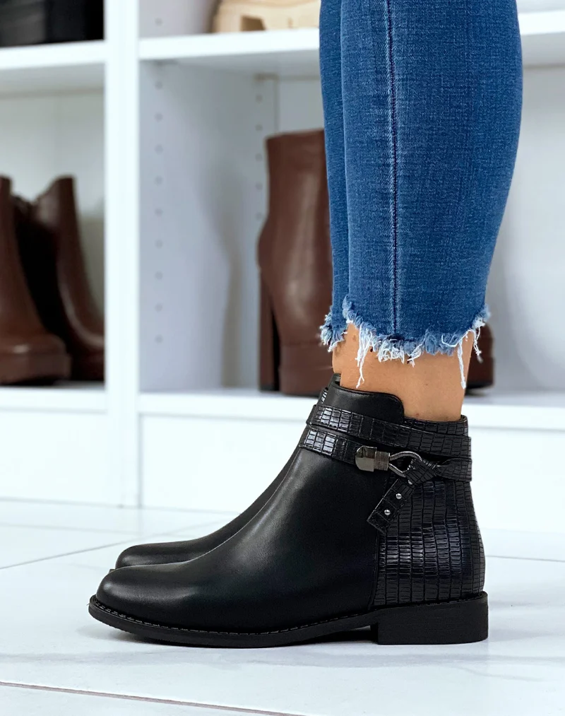 Bottines plates noires à double lanières et bijoux argentés