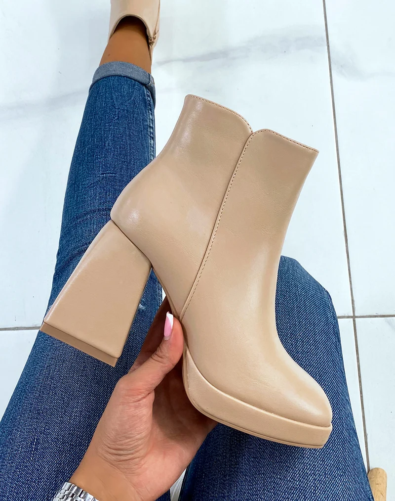 Bottines basses beiges à talon épais carré