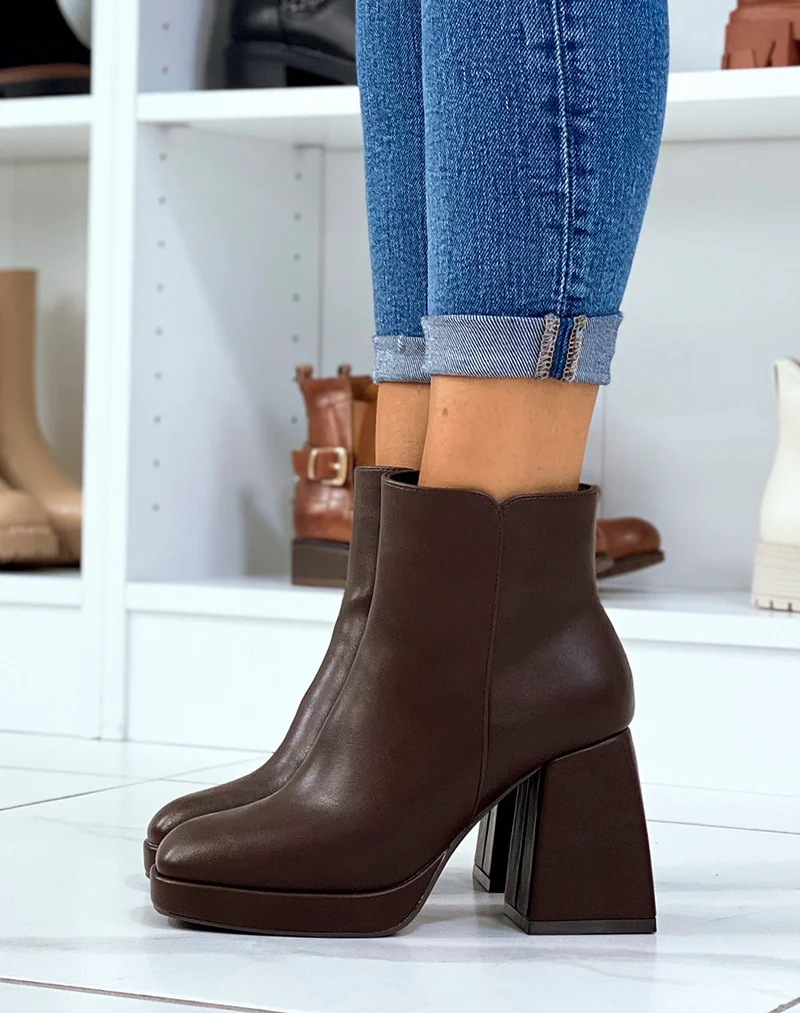 Bottines basses chocolat à talon épais carré